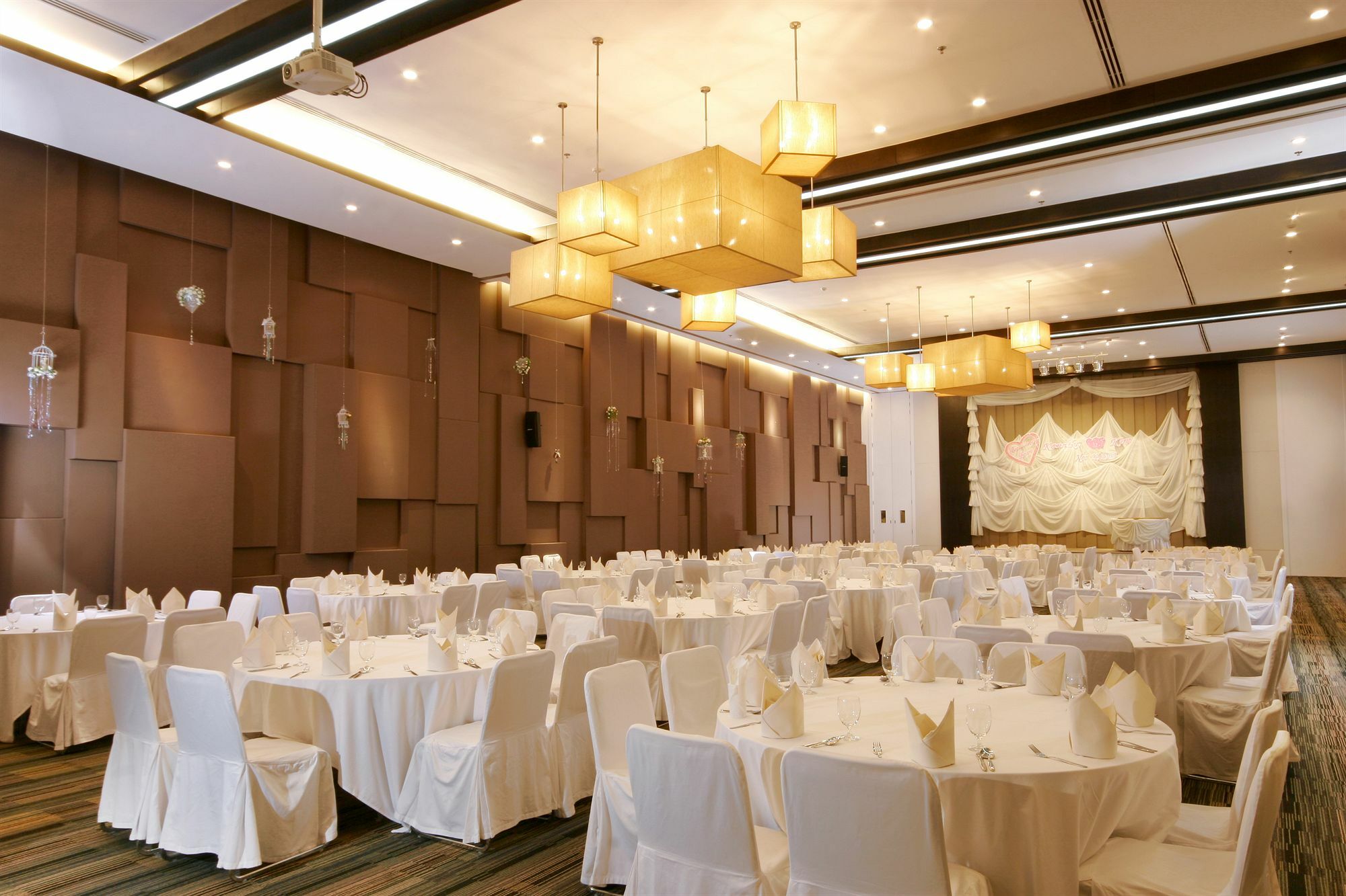 Kameo Grand Hotel & Serviced Apartment, Rayong Bagian luar foto